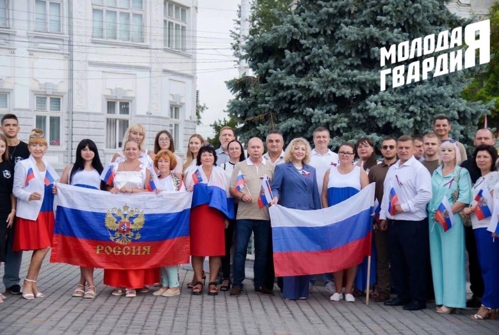 В День Государственного флага Российской Федерации молодогвардейцы Евпатории совместно с администрацией и общественностью города приняли участие в торжественном поднятии Государственного флага России на городской площади В День Государственного флага Российской Федерации молодогвардейцы Евпатории совместно с администрацией и общественностью города приняли участие в торжественном поднятии Государственного флага России на городской площади
