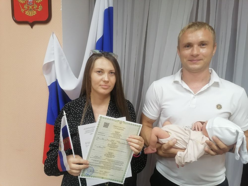 Ялтинский городской отдел ЗАГС в торжественной обстановке в честь Дня Государственного флага Российской Федерации вчера провёл регистрацию 11 пар молодоженов Ялтинский городской отдел ЗАГС в торжественной обстановке в честь Дня Государственного флага Российской Федерации вчера провёл регистрацию 11 пар молодоженов