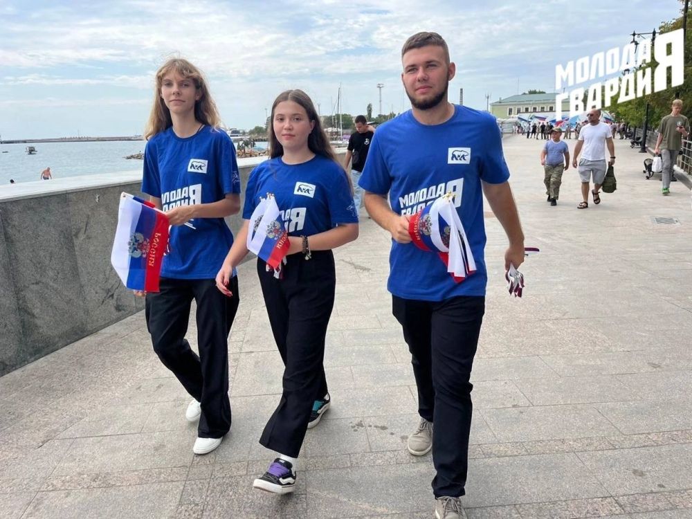 В День Государственного флага Российской Федерации молодогвардейцы Евпатории совместно с администрацией и общественностью города приняли участие в торжественном поднятии Государственного флага России на городской площади В День Государственного флага Российской Федерации молодогвардейцы Евпатории совместно с администрацией и общественностью города приняли участие в торжественном поднятии Государственного флага России на городской площади