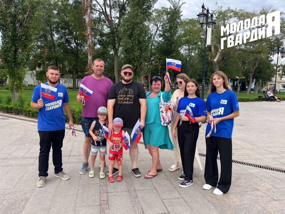В День Государственного флага Российской Федерации молодогвардейцы Евпатории совместно с администрацией и общественностью города приняли участие в торжественном поднятии Государственного флага России на городской площади В День Государственного флага Российской Федерации молодогвардейцы Евпатории совместно с администрацией и общественностью города приняли участие в торжественном поднятии Государственного флага России на городской площади
