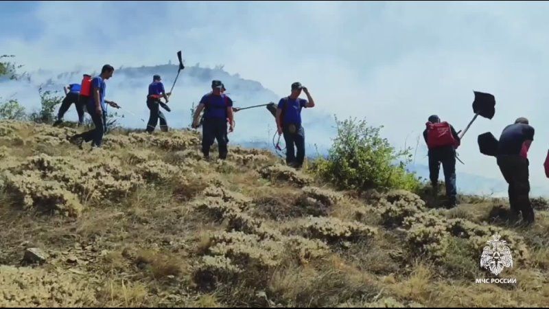 В Крыму авиация МЧС России сбила верховой пожар у подножья горы Аргамыш