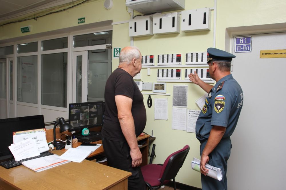 В Крыму сотрудники МЧС России проводят проверки пожарной безопасности перед голосованием В Крыму сотрудники МЧС России проводят проверки пожарной безопасности перед голосованием