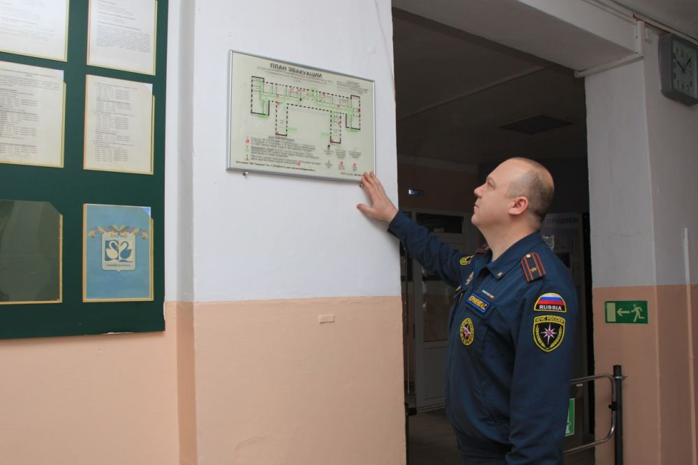 В Крыму сотрудники МЧС России проводят проверки пожарной безопасности перед голосованием В Крыму сотрудники МЧС России проводят проверки пожарной безопасности перед голосованием