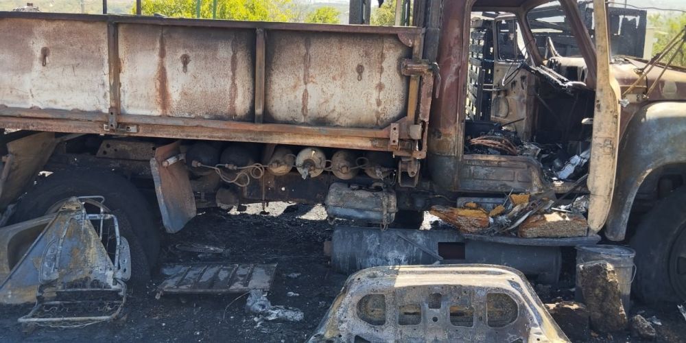 Пожарные не допустили взрыва газовых баллонов в грузовом автомобиле Пожарные не допустили взрыва газовых баллонов в грузовом автомобиле