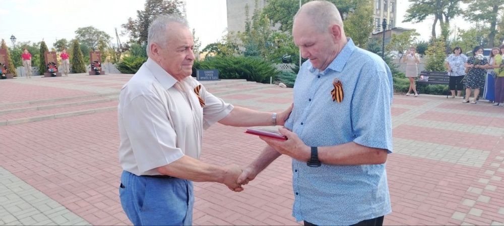 23 августа в селе Красногвардейском Первый заместитель Председателя Государственного совета Республики Крым Ефим Фикс торжественно вручил родителям погибшего Героя России Апухтина Александра государственную награду- орден "За верность долгу" 23 августа в селе Красногвардейском Первый заместитель Председателя Государственного совета Республики Крым Ефим Фикс торжественно вручил родителям погибшего Героя России Апухтина Александра государственную награду- орден "За верность долгу"