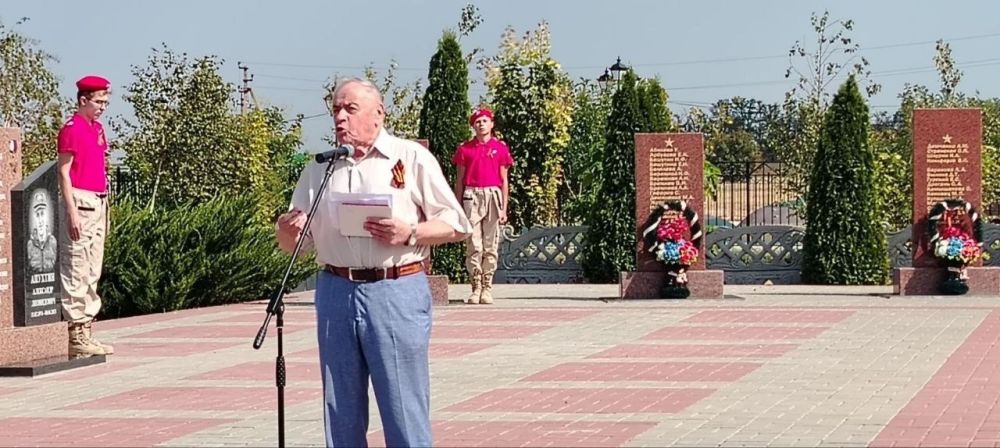 23 августа в селе Красногвардейском Первый заместитель Председателя Государственного совета Республики Крым Ефим Фикс торжественно вручил родителям погибшего Героя России Апухтина Александра государственную награду- орден "За верность долгу" 23 августа в селе Красногвардейском Первый заместитель Председателя Государственного совета Республики Крым Ефим Фикс торжественно вручил родителям погибшего Героя России Апухтина Александра государственную награду- орден "За верность долгу"