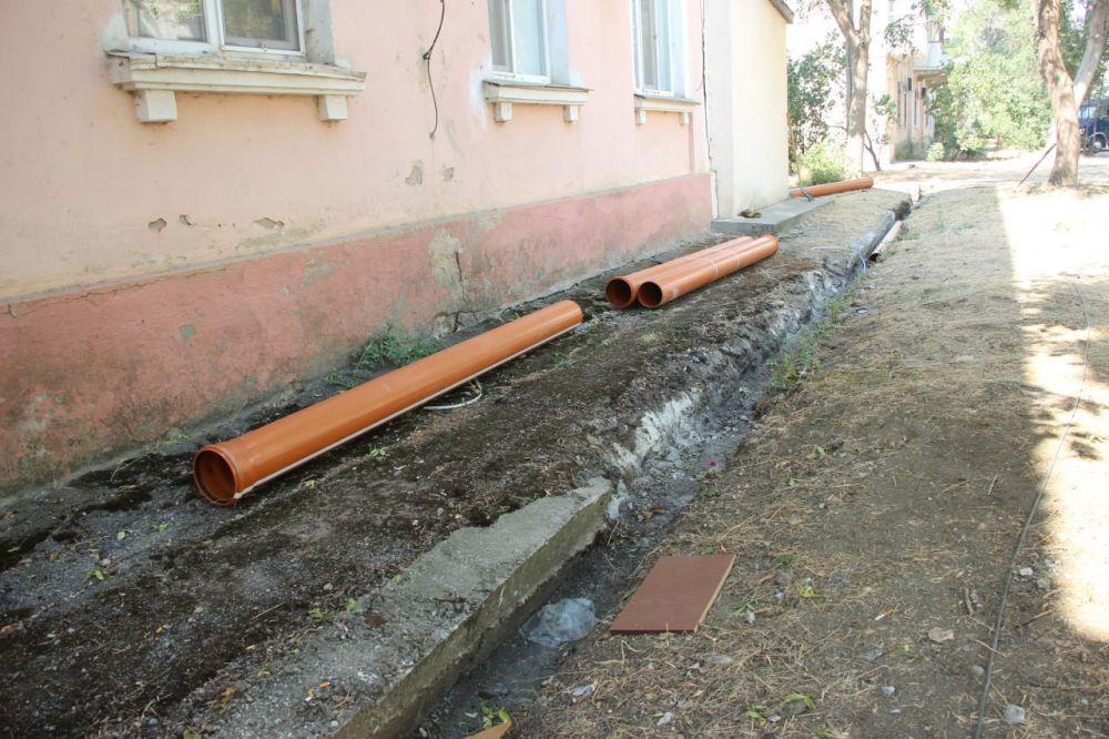 #жкх. По ул. Ворошилова, 3 полным ходом идут работы по расширению ливнеотвода #жкх. По ул. Ворошилова, 3 полным ходом идут работы по расширению ливнеотвода