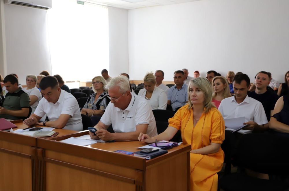Под председательством первого заместителя главы администрации Бахчисарайского района Анжелики Ястребовой, при участии сотрудников администрации, руководителей ресурсоснабжающих предприятий и глав сельских поселений состоялось аппаратное совещание Под председательством первого заместителя главы администрации Бахчисарайского района Анжелики Ястребовой, при участии сотрудников администрации, руководителей ресурсоснабжающих предприятий и глав сельских поселений состоялось аппаратное совещание