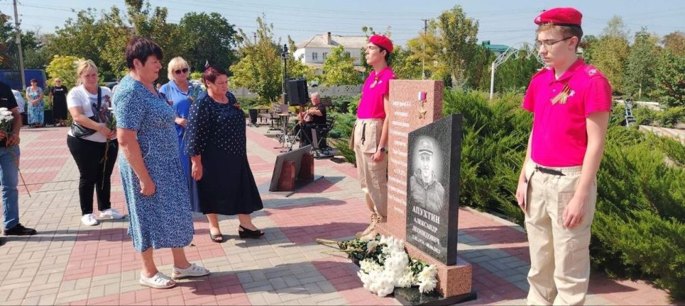23 августа в селе Красногвардейском Первый заместитель Председателя Государственного совета Республики Крым Ефим Фикс торжественно вручил родителям погибшего Героя России Апухтина Александра государственную награду- орден "За верность долгу" 23 августа в селе Красногвардейском Первый заместитель Председателя Государственного совета Республики Крым Ефим Фикс торжественно вручил родителям погибшего Героя России Апухтина Александра государственную награду- орден "За верность долгу"