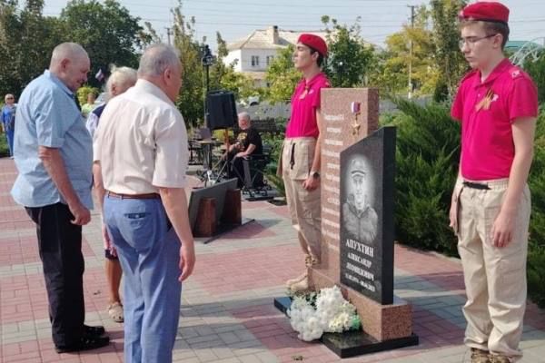 Родителям погибшего в зоне спецоперации Героя Российской Федерации Александра Леонидовича Апухтина передали орден "За верность долгу" Родителям погибшего в зоне спецоперации Героя Российской Федерации Александра Леонидовича Апухтина передали орден "За верность долгу"