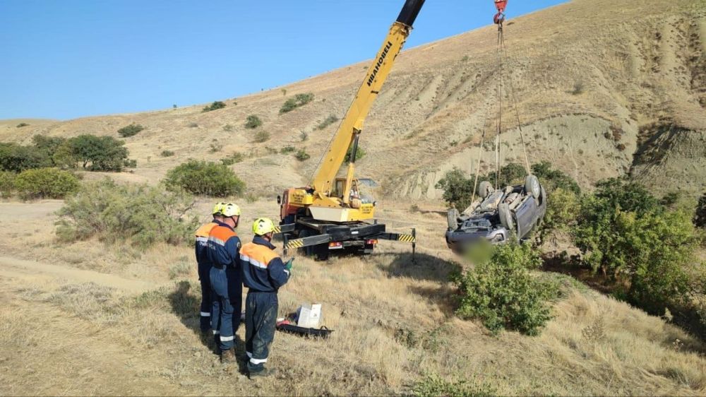 В районе дороги Судак — Бугаз перевернулся джип: сотрудники "КРЫМ-СПАС" вытащили туристов из опрокинутого авто В районе дороги Судак — Бугаз перевернулся джип: сотрудники "КРЫМ-СПАС" вытащили туристов из опрокинутого авто