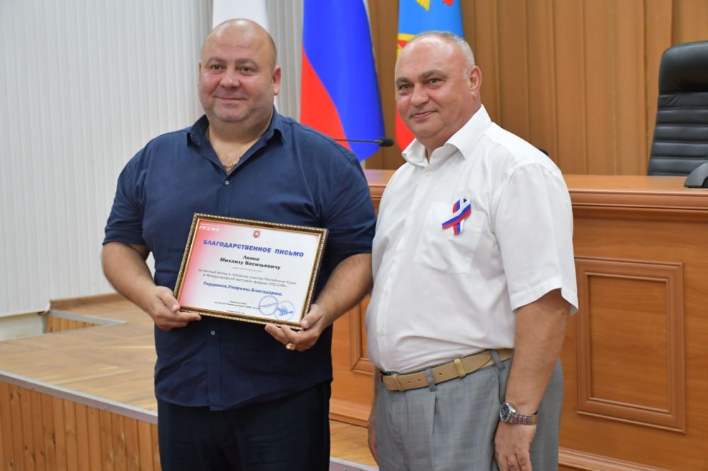 Василий Грабован: С огромной радостью вручил красногвардейцам Благодарственные письма Проектного офиса по участию Республики Крым в МВФ «Россия» за огромный вклад в победное участие Крыма в Международной выставке-форуме «Россия» Василий Грабован: С огромной радостью вручил красногвардейцам Благодарственные письма Проектного офиса по участию Республики Крым в МВФ «Россия» за огромный вклад в победное участие Крыма в Международной выставке-форуме «Россия»