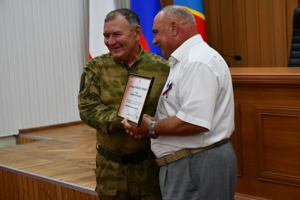 Василий Грабован: С огромной радостью вручил красногвардейцам Благодарственные письма Проектного офиса по участию Республики Крым в МВФ «Россия» за огромный вклад в победное участие Крыма в Международной выставке-форуме «Россия» Василий Грабован: С огромной радостью вручил красногвардейцам Благодарственные письма Проектного офиса по участию Республики Крым в МВФ «Россия» за огромный вклад в победное участие Крыма в Международной выставке-форуме «Россия»