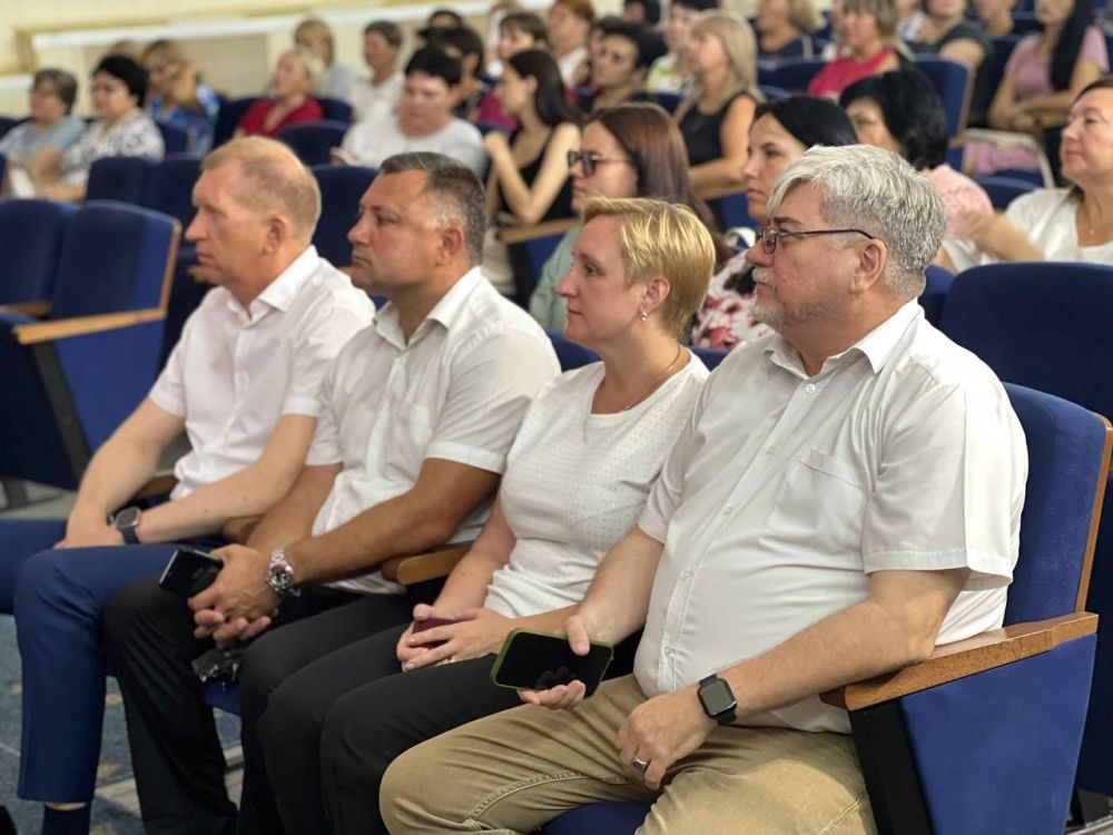 Традиционно, перед началом учебного года, в Джанкое проходит августовская педагогическая конференция Традиционно, перед началом учебного года, в Джанкое проходит августовская педагогическая конференция
