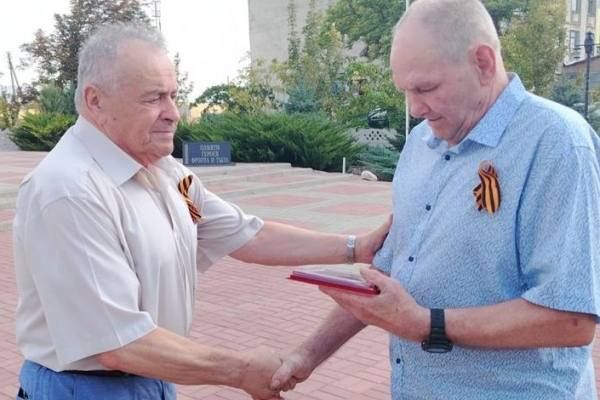 Родителям погибшего в зоне спецоперации Героя Российской Федерации Александра Леонидовича Апухтина передали орден "За верность долгу" Родителям погибшего в зоне спецоперации Героя Российской Федерации Александра Леонидовича Апухтина передали орден "За верность долгу"