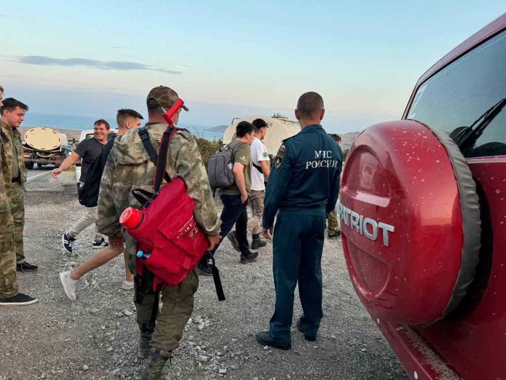 Молодежь Крыма помогает в ликвидации пожара в районе горы Тепе-Оба Молодежь Крыма помогает в ликвидации пожара в районе горы Тепе-Оба