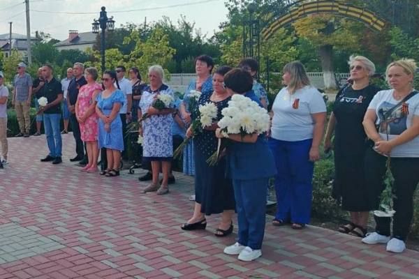 Родителям погибшего в зоне спецоперации Героя Российской Федерации Александра Леонидовича Апухтина передали орден "За верность долгу" Родителям погибшего в зоне спецоперации Героя Российской Федерации Александра Леонидовича Апухтина передали орден "За верность долгу"
