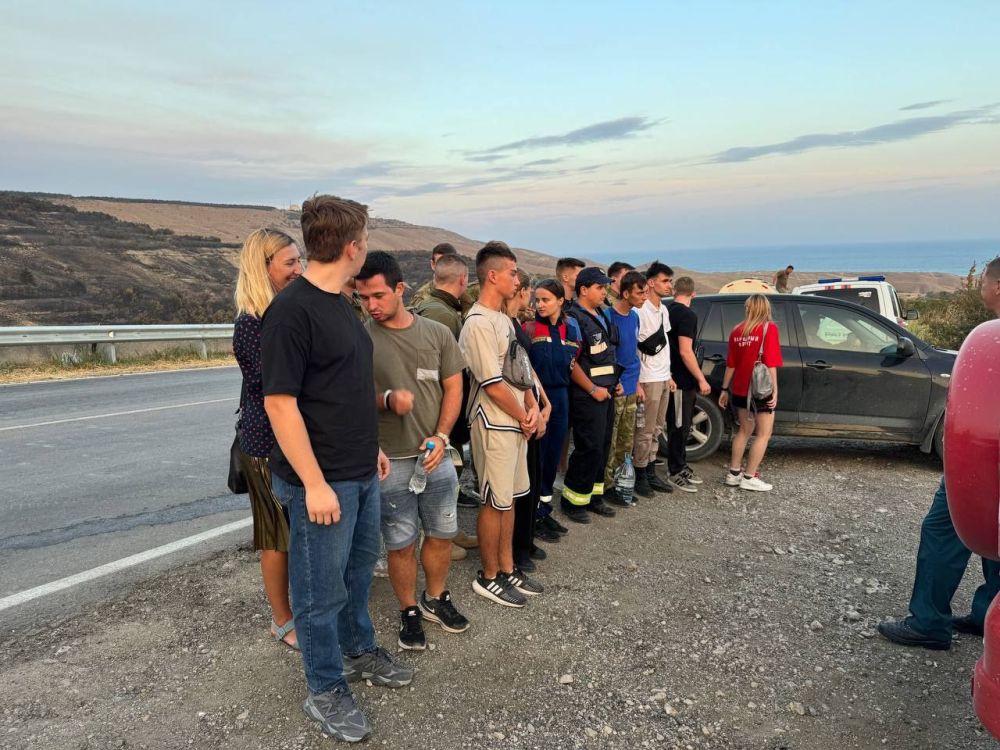 Молодежь Крыма помогает в ликвидации пожара в районе горы Тепе-Оба Молодежь Крыма помогает в ликвидации пожара в районе горы Тепе-Оба