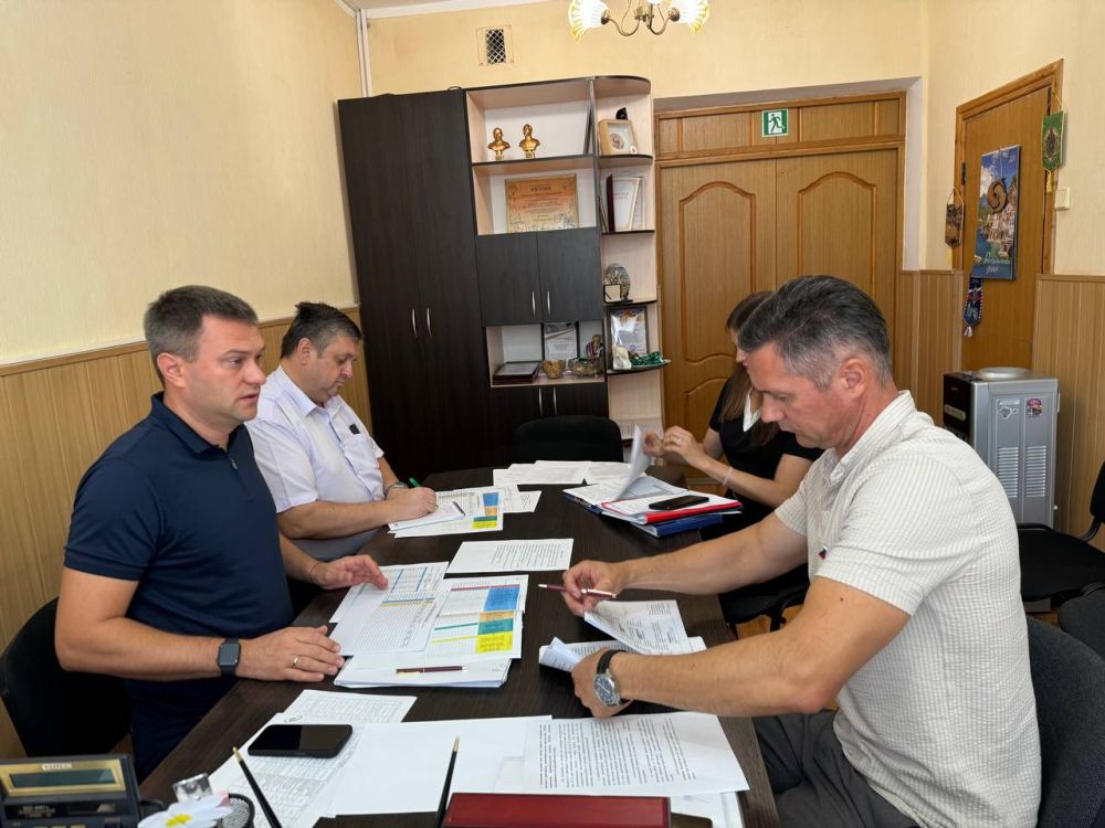 Александр Дудинов: Сегодня с рабочим визитом Черноморский район посетил Министр экономического развития Республики Крым Дмитрий Шеряко Александр Дудинов: Сегодня с рабочим визитом Черноморский район посетил Министр экономического развития Республики Крым Дмитрий Шеряко