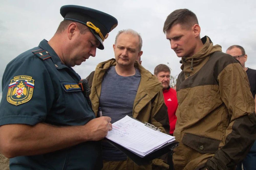 Депутаты и волонтеры ликвидируют последствия масштабного пожара под Феодосией Депутаты и волонтеры ликвидируют последствия масштабного пожара под Феодосией