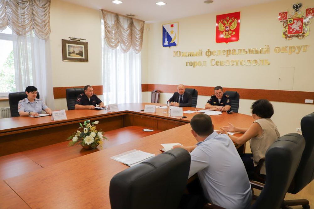 Врио начальника УМВД России по г. Севастополю полковник внутренней службы Руслан Камалетдинов провёл личный приём граждан Врио начальника УМВД России по г. Севастополю полковник внутренней службы Руслан Камалетдинов провёл личный приём граждан