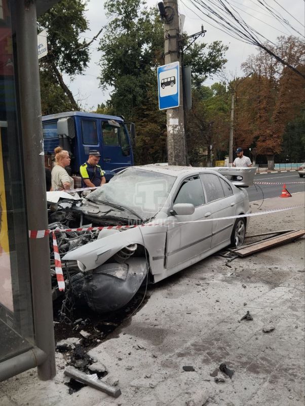 Крымчанин на BMW не справился с управлением и протаранил остановку в Симферополе Крымчанин на BMW не справился с управлением и протаранил остановку в Симферополе