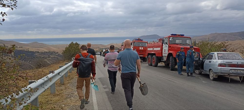 Продолжается работа по ликвидации лесного пожара в районе горного хребта Тепе-Оба Продолжается работа по ликвидации лесного пожара в районе горного хребта Тепе-Оба