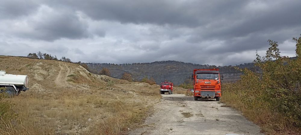 Продолжается работа по ликвидации лесного пожара в районе горного хребта Тепе-Оба Продолжается работа по ликвидации лесного пожара в районе горного хребта Тепе-Оба