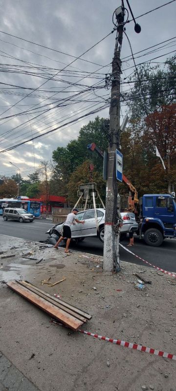 Крымчанин на BMW не справился с управлением и протаранил остановку в Симферополе Крымчанин на BMW не справился с управлением и протаранил остановку в Симферополе