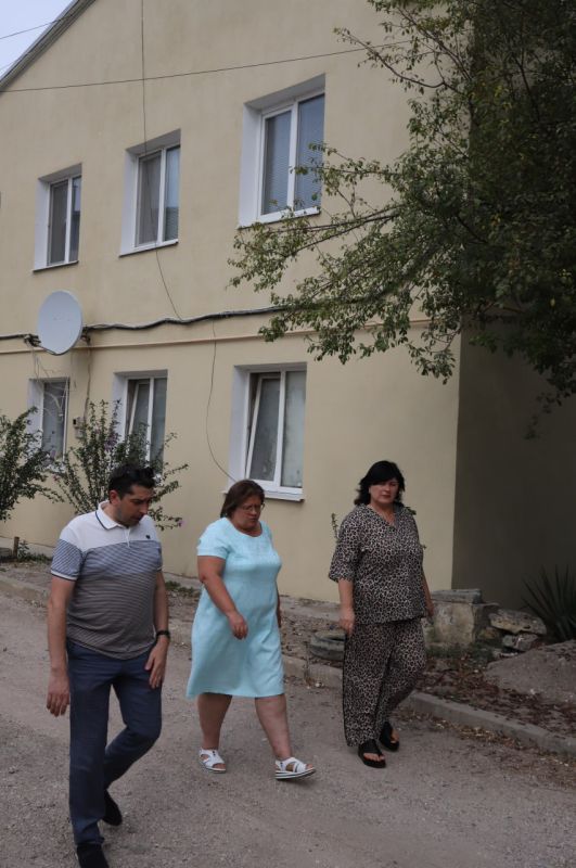 Исполняющий обязанности главы администрации Бахчисарайского района Анжелика Ястребова посетила Теннистовское сельское поселение с целью мониторинга состояния МКД Исполняющий обязанности главы администрации Бахчисарайского района Анжелика Ястребова посетила Теннистовское сельское поселение с целью мониторинга состояния МКД