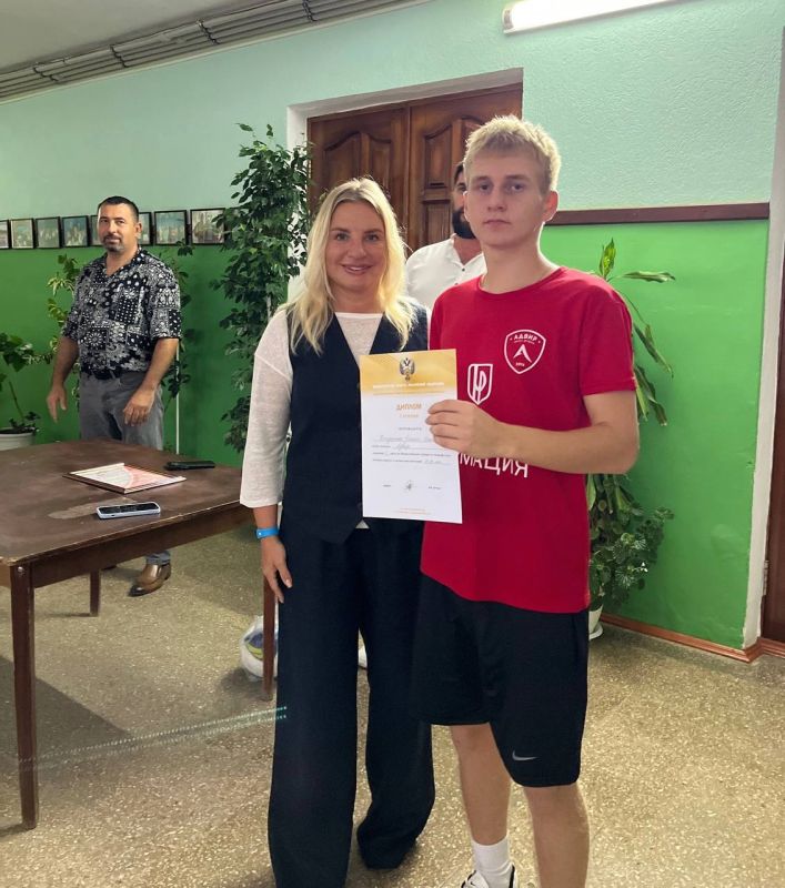 Ольга Торубарова: Совместно с моим заместителем Шерифом Османовым вручили награды игрокам крымских команд «Адвир-2009» и «Адвир-2014-2015», которые стали призерами Всероссийского турнира по микрофутзалу в Москве Ольга Торубарова: Совместно с моим заместителем Шерифом Османовым вручили награды игрокам крымских команд «Адвир-2009» и «Адвир-2014-2015», которые стали призерами Всероссийского турнира по микрофутзалу в Москве