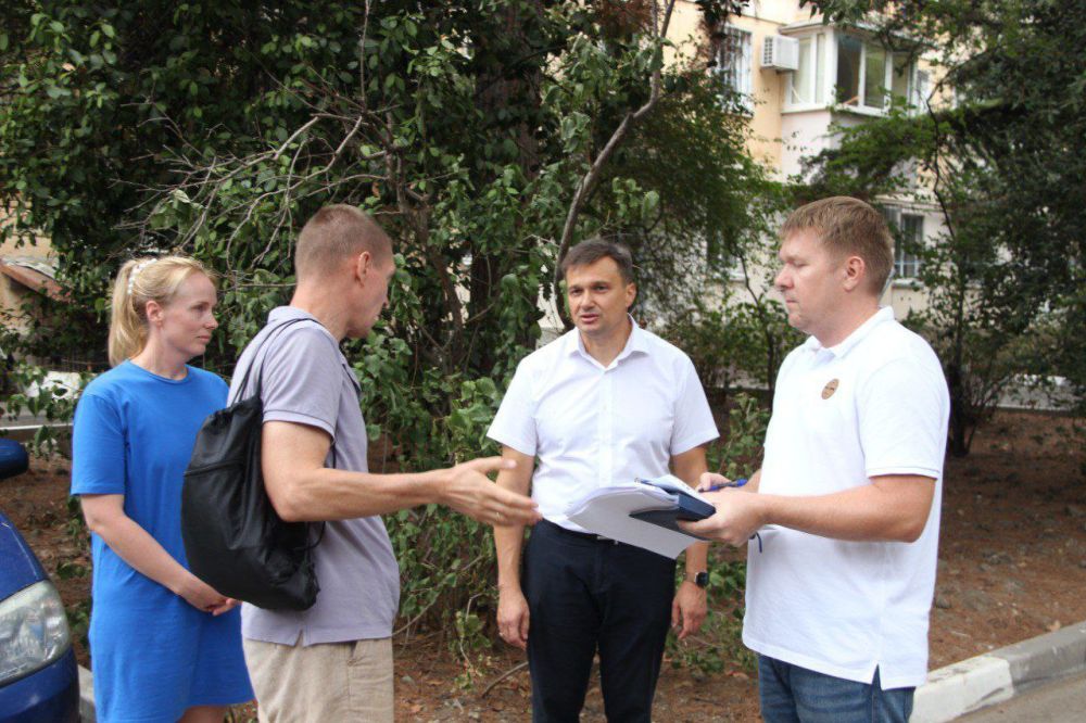 Константин Шимановский: Вечерний обход улицы Карла Маркса! Центральная часть города – дворы заасфальтированные Константин Шимановский: Вечерний обход улицы Карла Маркса! Центральная часть города – дворы заасфальтированные