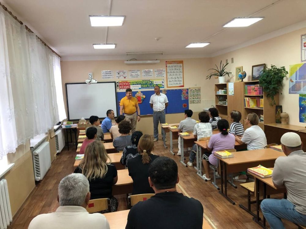 Айдер Типпа: В Джанкойском районе посетил две школы с крымскотатарским языком обучения и провел встречу с педагогическим коллективом Айдер Типпа: В Джанкойском районе посетил две школы с крымскотатарским языком обучения и провел встречу с педагогическим коллективом