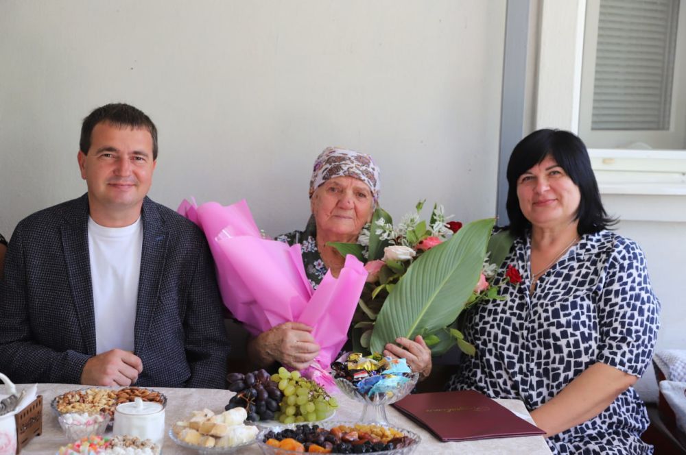Сегодня Умерова Сафуре, жительница села Красный Мак Бахчисарайского района, отмечает 100-й день рождения Сегодня Умерова Сафуре, жительница села Красный Мак Бахчисарайского района, отмечает 100-й день рождения