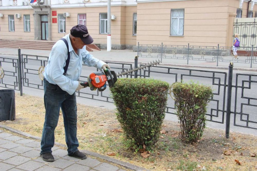 #зеленхоз. Формовка зелёных насаждений - это неглубокая обрезка ветвей деревьев/кустов, которая нужна, чтобы подчеркнуть естественную форму кроны растения или придать ей геометрическую форму #зеленхоз. Формовка зелёных насаждений - это неглубокая обрезка ветвей деревьев/кустов, которая нужна, чтобы подчеркнуть естественную форму кроны растения или придать ей геометрическую форму