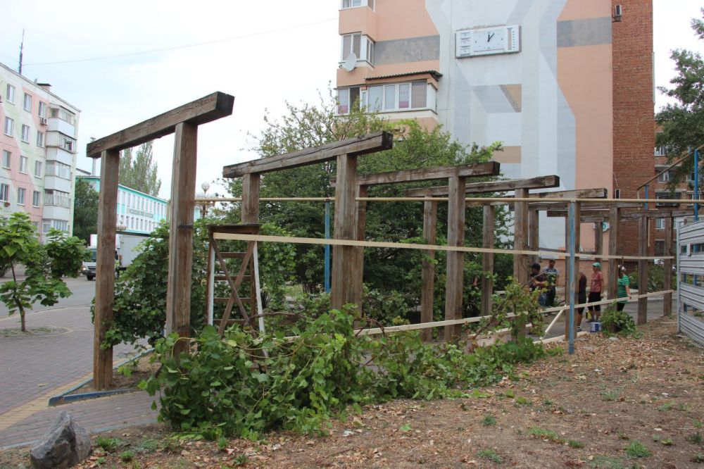 #жкх. Деревянный навес по ул.Самойленко облагородят Сегодня коммунальщики приступили к ремонту перголы, расположенной у дома № 12 по ул. Самойленко #жкх. Деревянный навес по ул.Самойленко облагородят Сегодня коммунальщики приступили к ремонту перголы, расположенной у дома № 12 по ул. Самойленко