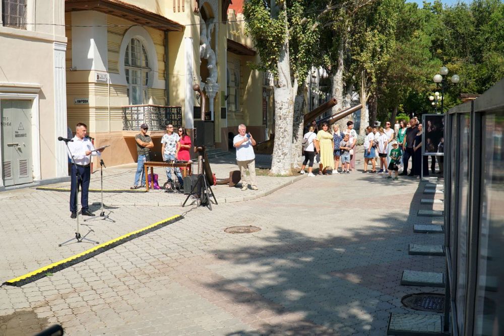Иван Просоедов: Сегодня в Евпатории открыли фотовыставку «Жена и мать Героя» Иван Просоедов: Сегодня в Евпатории открыли фотовыставку «Жена и мать Героя»