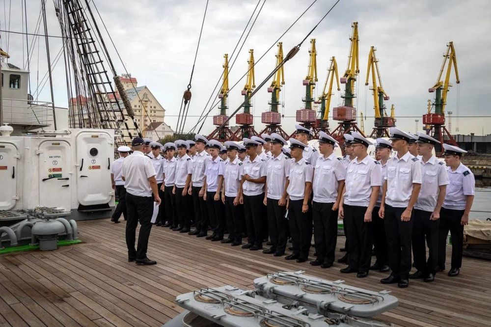 Барк «Крузенштерн» отправился в рейс в составе Большой африканской экспедиции Барк «Крузенштерн» отправился в рейс в составе Большой африканской экспедиции