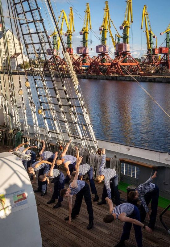 Барк «Крузенштерн» отправился в рейс в составе Большой африканской экспедиции Барк «Крузенштерн» отправился в рейс в составе Большой африканской экспедиции