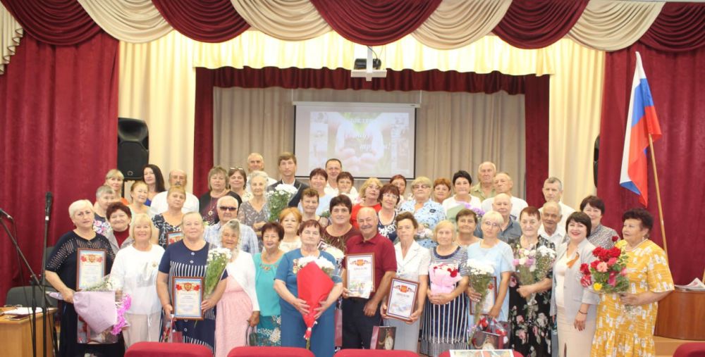30 августа в Детской школе искусств состоялось торжественное чествование ветеранов труда и награждение победителей районного конкурса «Ветеранское подворье» 30 августа в Детской школе искусств состоялось торжественное чествование ветеранов труда и награждение победителей районного конкурса «Ветеранское подворье»