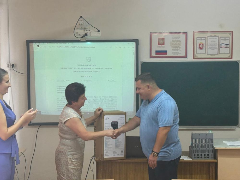 Юрий Нестеренко: Подарил стол для игры в настольный теннис дому культуры посёлка Муромское и музыкальную колонку школе посёлка Курское, Белогорского района Юрий Нестеренко: Подарил стол для игры в настольный теннис дому культуры посёлка Муромское и музыкальную колонку школе посёлка Курское, Белогорского района