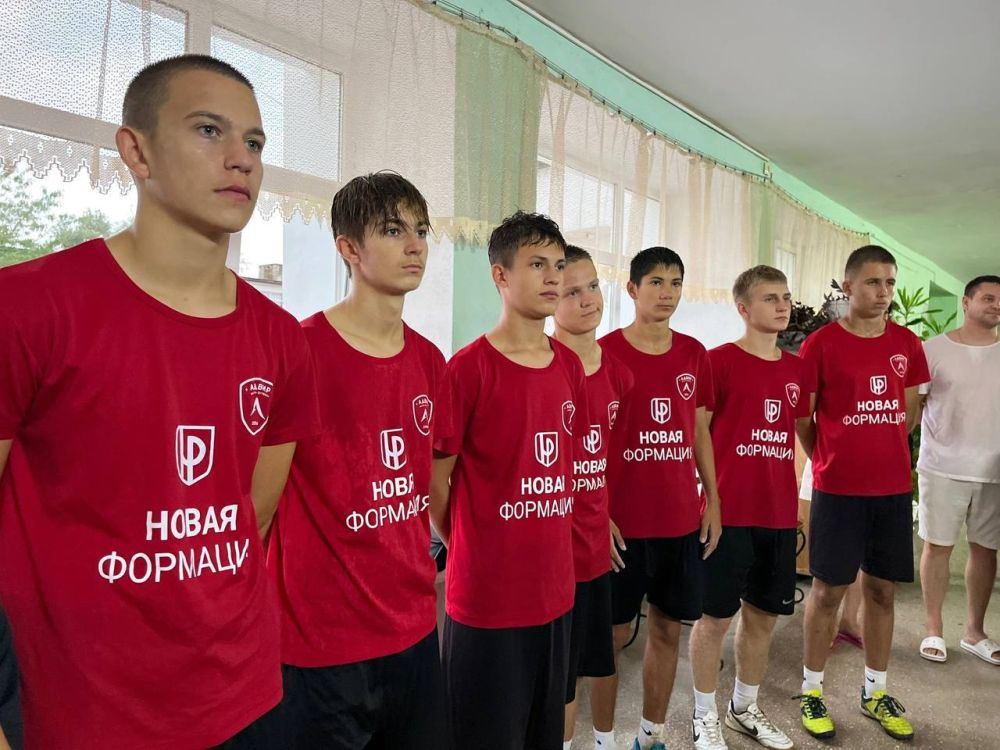 Министр спорта Ольга Торубарова совместно с заместителем Шерифом Османовым вручили награды игрокам крымских команд «Адвир-2009» и «Адвир-2014-2015», которые стали призерами Всероссийского турнира по микрофутзалу в Москве Министр спорта Ольга Торубарова совместно с заместителем Шерифом Османовым вручили награды игрокам крымских команд «Адвир-2009» и «Адвир-2014-2015», которые стали призерами Всероссийского турнира по микрофутзалу в Москве