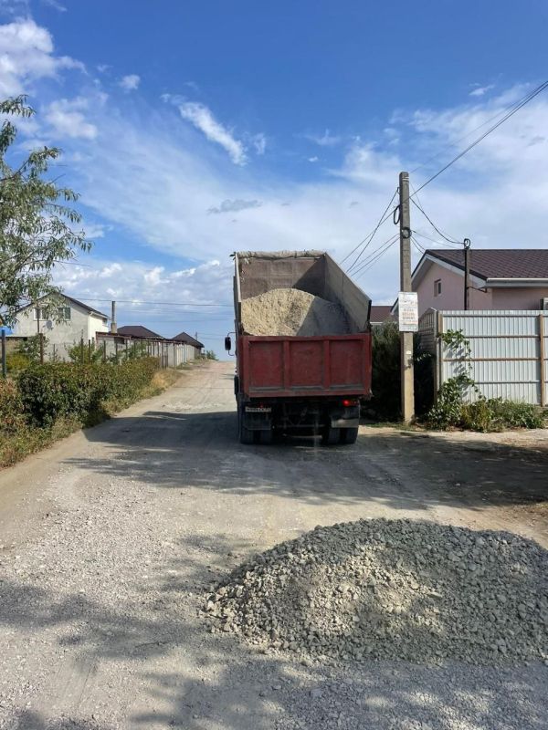 Дорожники «Крымавтодор». приступили к работам по грейдированию центральных улиц СНТ. Это важный шаг к улучшению инфраструктуры и повышению комфорта жителей. Протяженность запланированных работ около 300 км по всей Республике Крым, уже выполнено 23 км Дорожники «Крымавтодор». приступили к работам по грейдированию центральных улиц СНТ. Это важный шаг к улучшению инфраструктуры и повышению комфорта жителей. Протяженность запланированных работ около 300 км по всей Республике Крым, уже выполнено 23 км