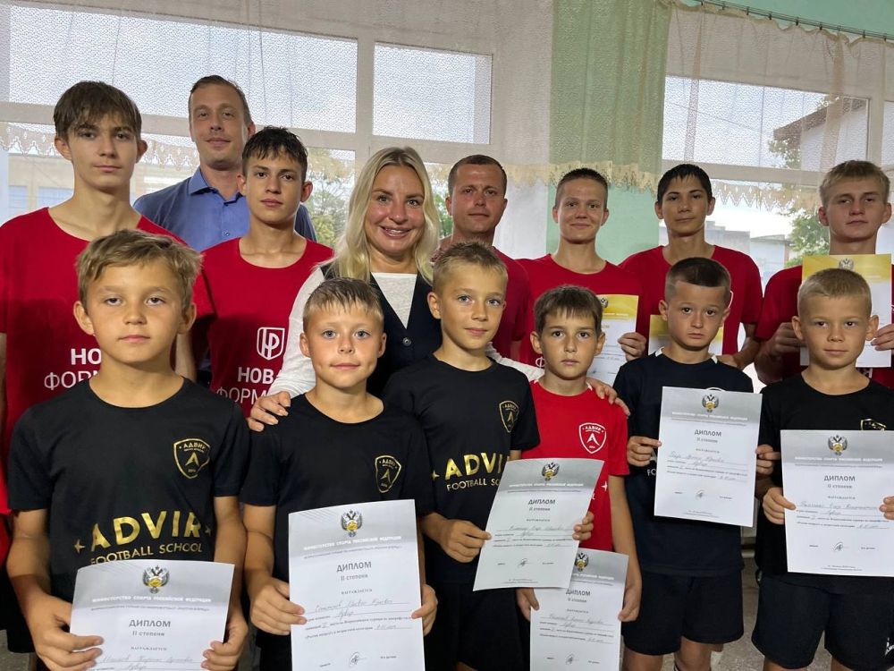 Министр спорта Ольга Торубарова совместно с заместителем Шерифом Османовым вручили награды игрокам крымских команд «Адвир-2009» и «Адвир-2014-2015», которые стали призерами Всероссийского турнира по микрофутзалу в Москве Министр спорта Ольга Торубарова совместно с заместителем Шерифом Османовым вручили награды игрокам крымских команд «Адвир-2009» и «Адвир-2014-2015», которые стали призерами Всероссийского турнира по микрофутзалу в Москве
