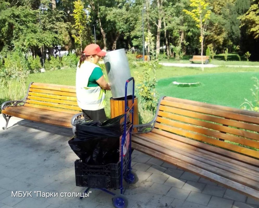 350 кубометров мусора собрали в парках Симферополя за август 350 кубометров мусора собрали в парках Симферополя за август