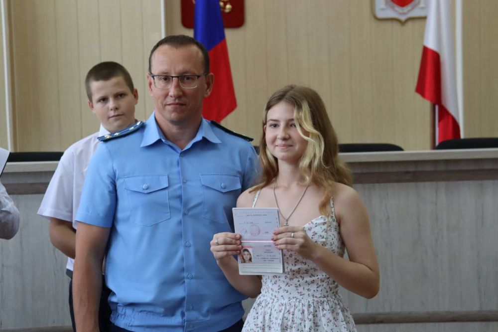 В администрации Симферопольского района состоялась торжественная церемония вручения паспортов гражданам, достигшим 14-летнего возраста В администрации Симферопольского района состоялась торжественная церемония вручения паспортов гражданам, достигшим 14-летнего возраста