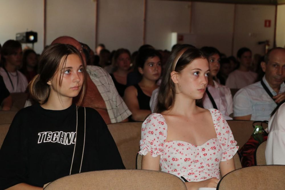 В Феодосийском городском доме культуры состоялось мероприятие «Кто, если не мы?», целью которого стало вовлечение молодежи в общественную жизнь округа В Феодосийском городском доме культуры состоялось мероприятие «Кто, если не мы?», целью которого стало вовлечение молодежи в общественную жизнь округа