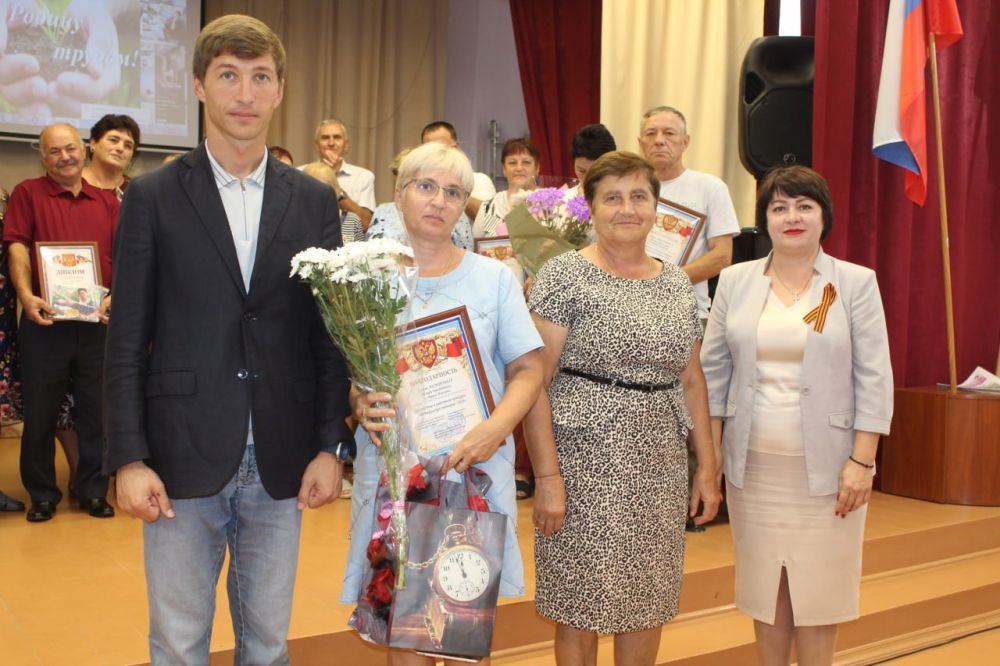 30 августа в Детской школе искусств состоялось торжественное чествование ветеранов труда и награждение победителей районного конкурса «Ветеранское подворье» 30 августа в Детской школе искусств состоялось торжественное чествование ветеранов труда и награждение победителей районного конкурса «Ветеранское подворье»