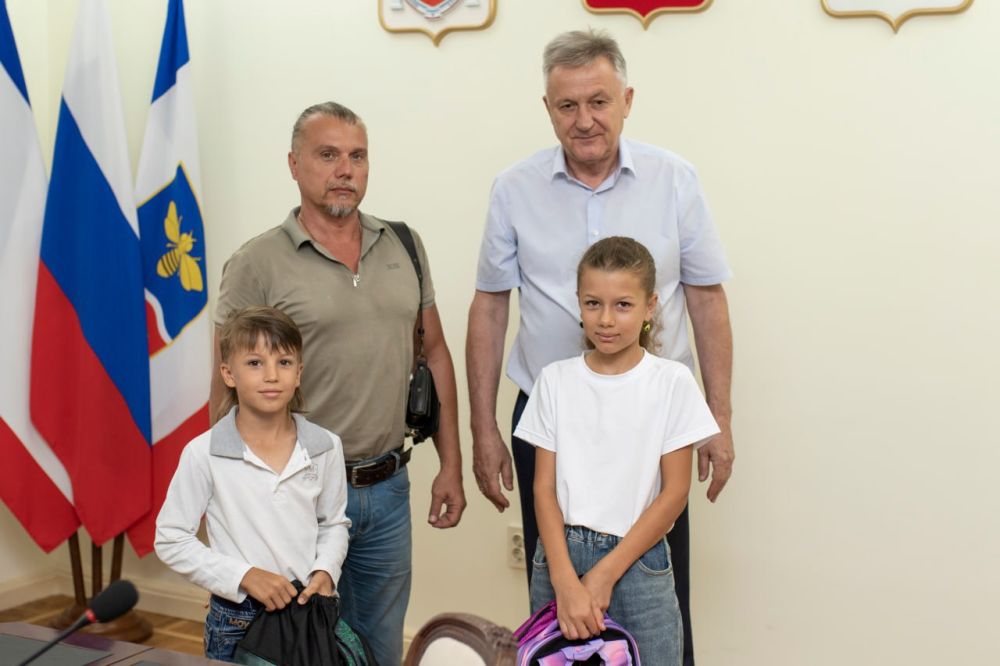 Подарки к 1 сентября для детей участников СВО и детей из многодетных семей Подарки к 1 сентября для детей участников СВО и детей из многодетных семей