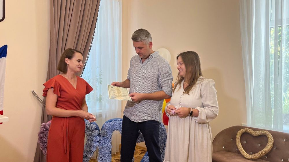 Отдел регистрации рождения города Симферополя провел торжественное имянаречение новорождённой Екатерины Сергеевны Кругликовой, родившейся 23 августа в семье Сергея Панаськова и Ксении Кругликовой. Отдел регистрации рождения города Симферополя провел торжественное имянаречение новорождённой Екатерины Сергеевны Кругликовой, родившейся 23 августа в семье Сергея Панаськова и Ксении Кругликовой.